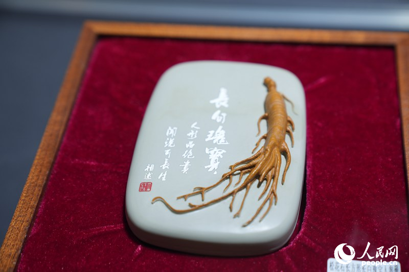 第十五屆中國—東北亞博覽會上展示的吉林松花石文創產品。人民網記者李洋攝