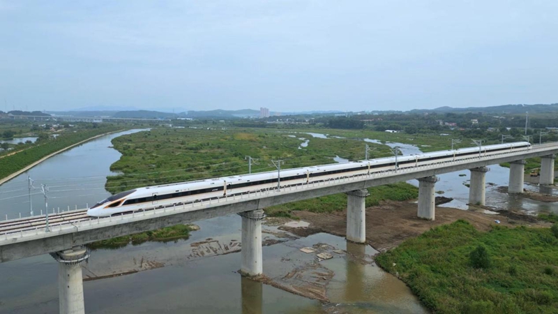 沈陽北站發出的第一趟模擬載客試運行列車。夏子政攝