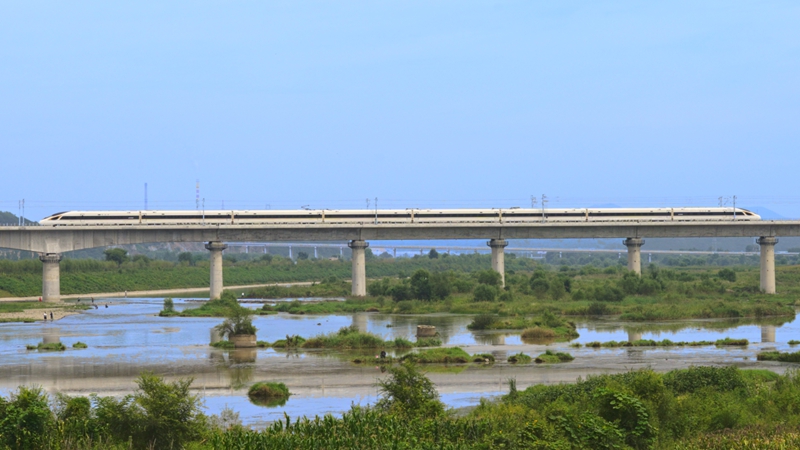沈陽北站發出的第一趟模擬載客試運行列車。夏子政攝
