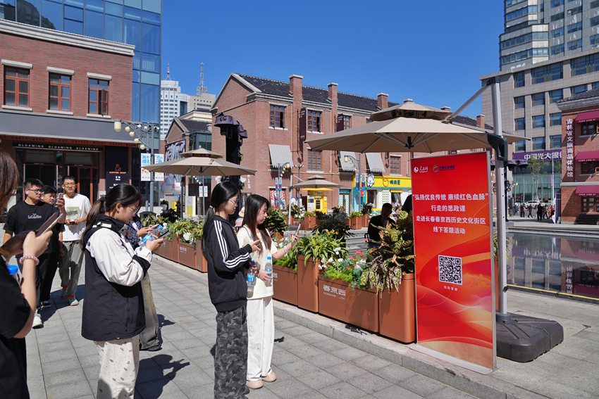 學生們紛紛參加線下答題活動。人民網記者 李洋攝