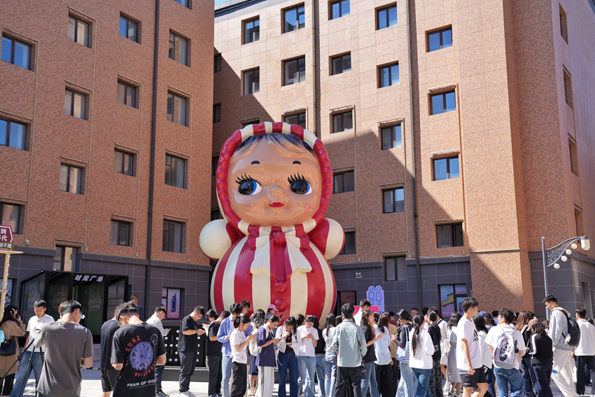 學生們紛紛參加線下答題活動。人民網記者 李洋攝