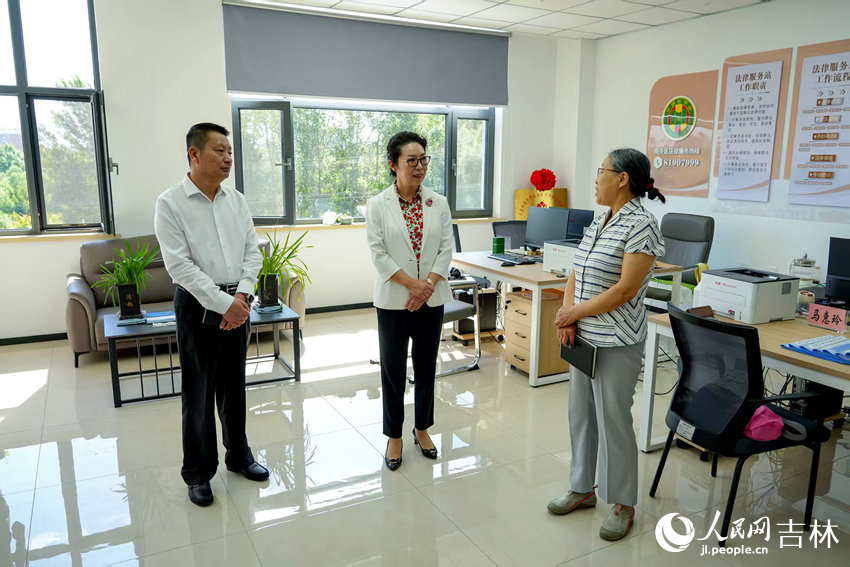 參會人員共同參觀長春市青少年法治教育和權益保護中心。實習生 劉怡鷥攝