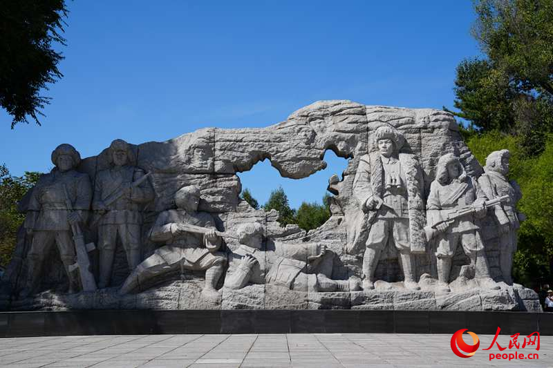 東北抗日聯軍紀念館廣場前的英烈雕塑。人民網記者 李洋攝