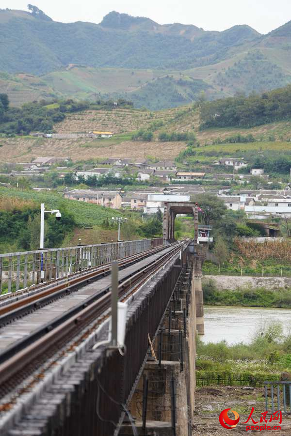 鴨綠江國境鐵路大橋。人民網記者 李洋攝
