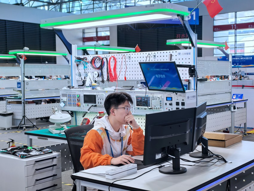 電子技術項目比賽過程中，參賽選手不僅需要利用其知識與經驗來設計電路或編寫嵌入式程序代碼，還必須通過精湛的操作技巧來滿足行業或國際標準的工藝規范。人民網記者 王海躍攝