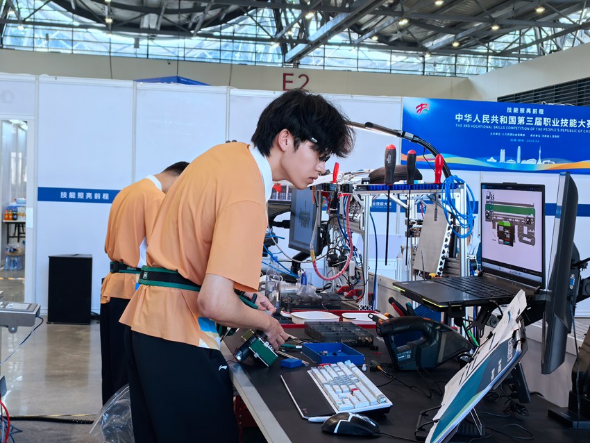 機電一體化比賽中，參賽選手正在進行自動化生產線的設計、安裝、編程、調試、系統優化、故障分析與修復等。人民網記者 王海躍攝