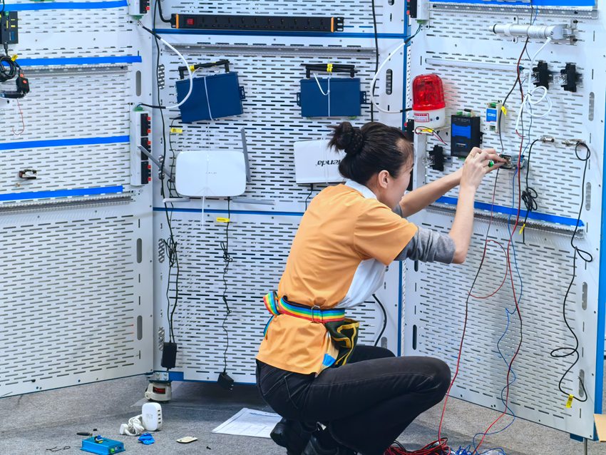 物聯網安裝調試比賽緊張進行中。參賽選手利用專用工具和檢測儀器，安裝、配置、調試物聯網設備、通過云平臺實現控制策略實現。人民網記者 王海躍攝