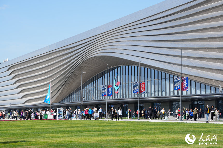 2025年空軍航空開放活動和長春航空展迎來首個公眾日。人民網記者 李洋攝