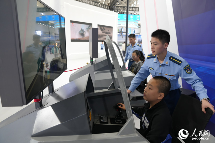 2025年空軍航空開放活動和長春航空展迎來首個公眾日。人民網記者 李洋攝
