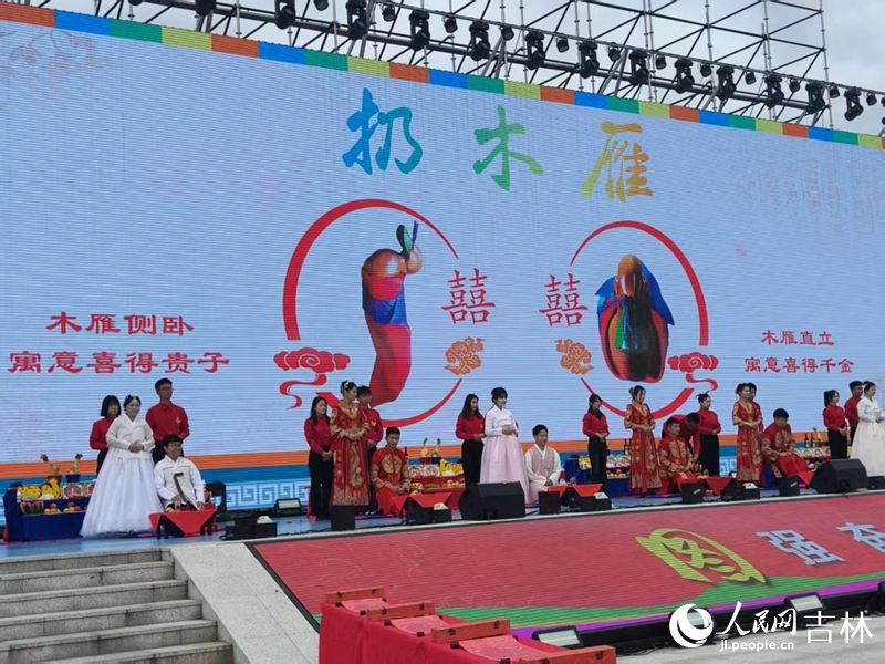 新人參與“扔木雁”儀式。