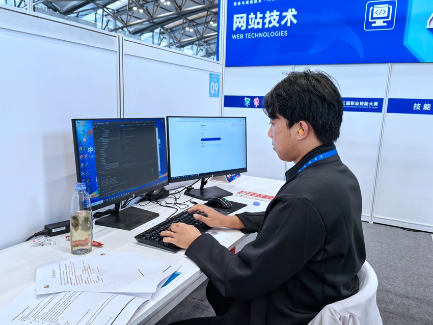 網站技術比賽項目，參賽選手需使用計算機工具制作網站，包括頁面設計、重構、交互設計、前端功能開發、后端功能開發等。人民網記者 王海躍攝