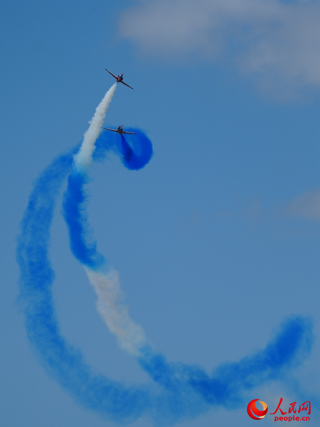 2025年空軍航空開放活動和長春航空展上“紅鷹”飛行表演隊炫舞藍天。人民網記者 李洋