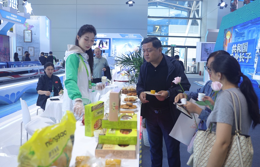 吉林香甜軟糯的玉米極具吸引力。人民網記者 王海躍攝