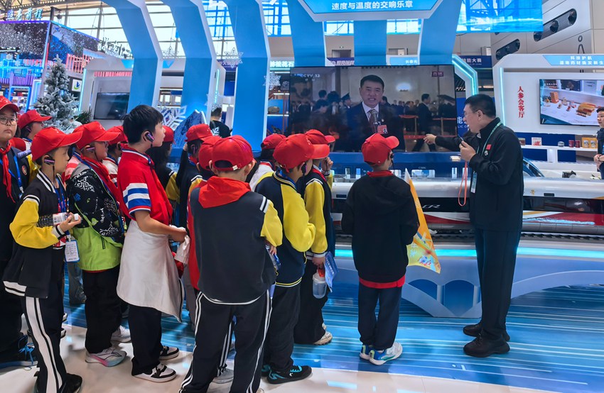 研學團隊在吉林“智造”的高鐵模型前駐足。樊世才攝