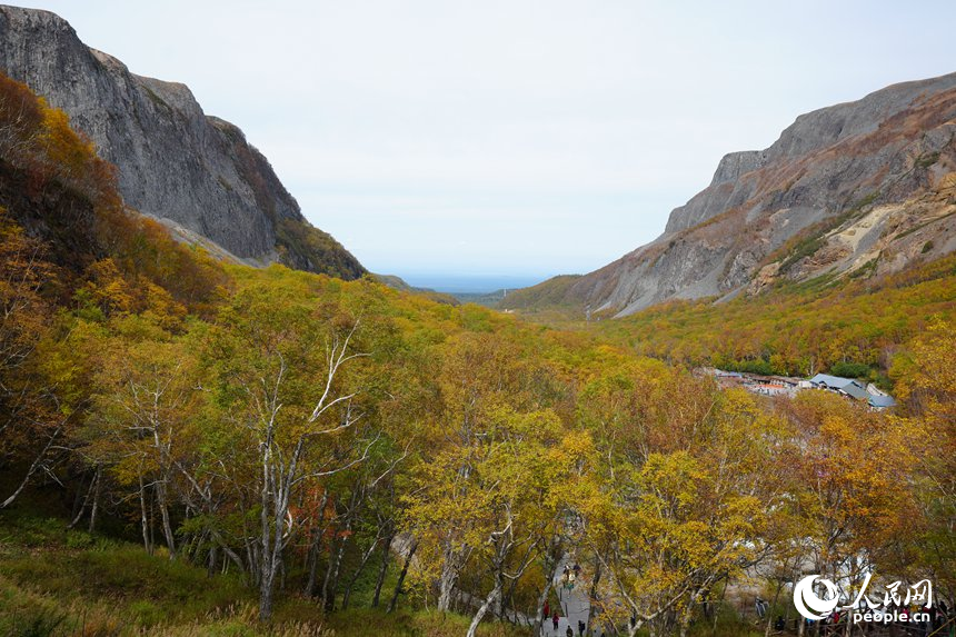 秋日里的長白山景區宛如油畫。人民網記者 李洋攝
