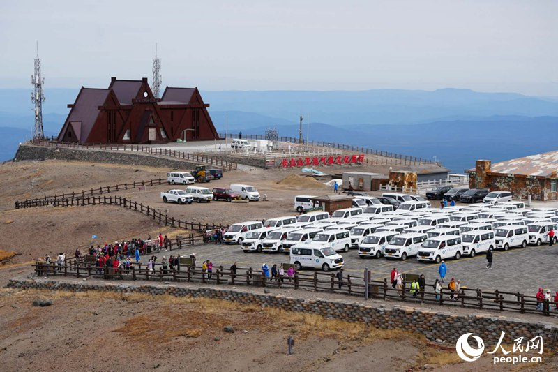 游客在長白山主峰換乘。人民網記者 李洋攝