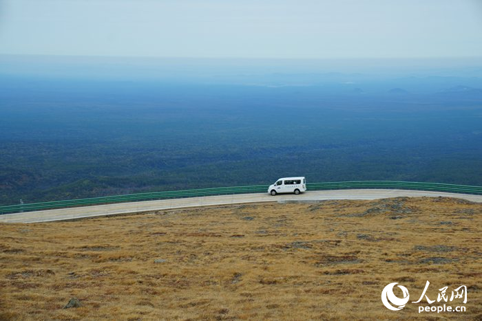 通往長白山天池的公路上，遠眺是茫茫的長白林海。人民網記者 李洋攝