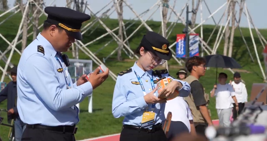 長春市市場監管局對展區內餐飲單位的食品原材料進料進行全程保障監管。長春市市場監管局供圖