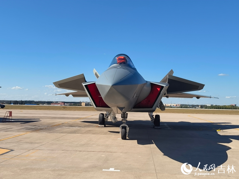 殲-20首次靜態展示。人民網記者 馬俊華攝