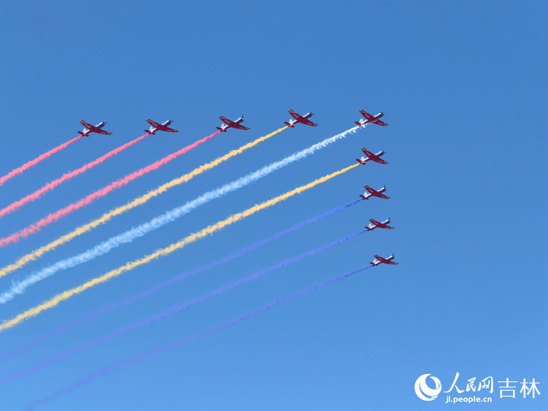 航空展上的飛行表演。人民網記者 馬俊華攝