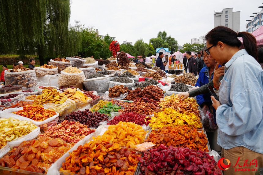 游客在早市上購買商品。人民網記者 李洋攝