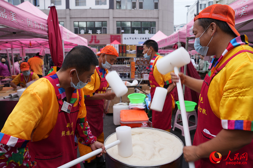 早市里正在制作的朝鮮族傳統美食打糕。人民網記者 李洋攝