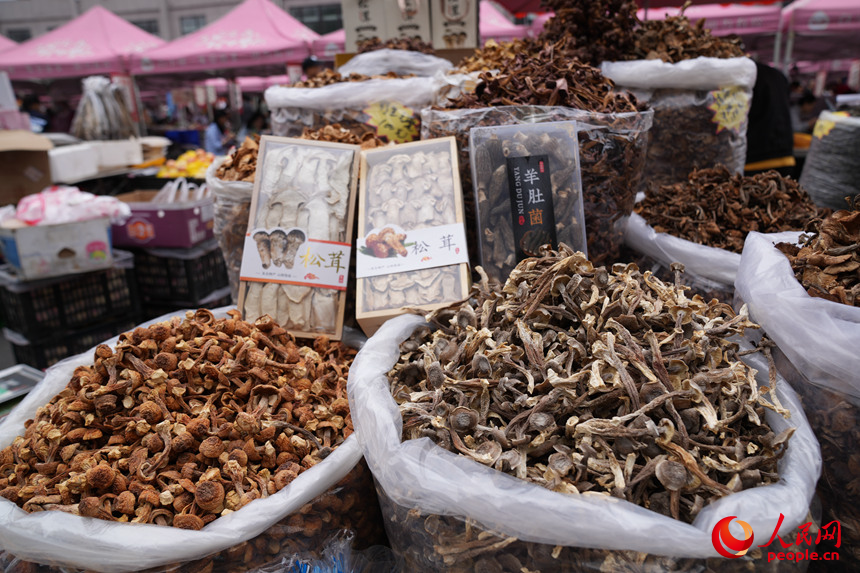 早市上售賣的當地菌菇特產。人民網記者 李洋攝