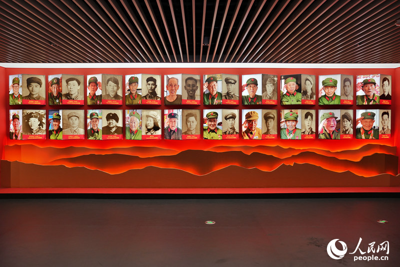 抗美援朝老兵照片墻。人民網記者 李洋攝