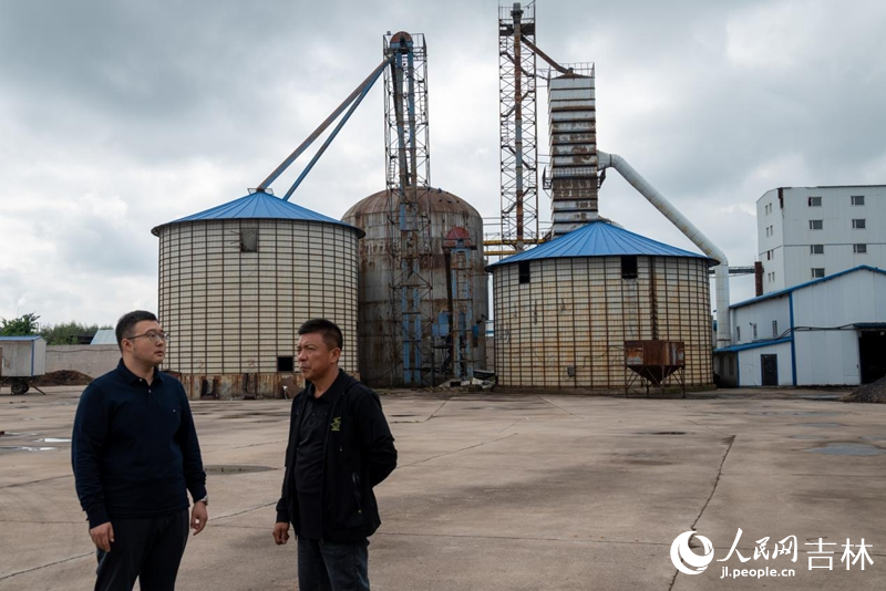 農行工作人員向豐谷糧食加工了解經營狀況。