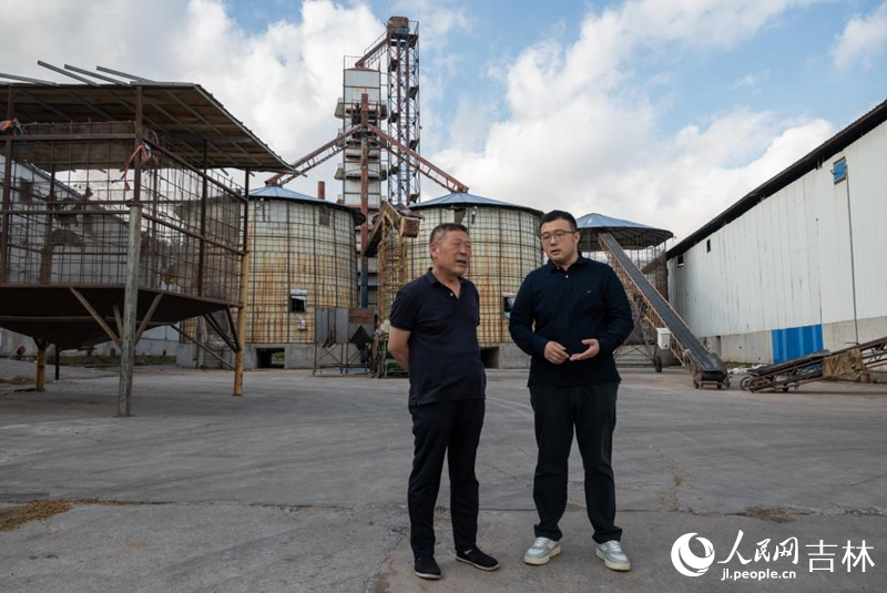 農行工作人員向葆禾農業介紹貸款業務。