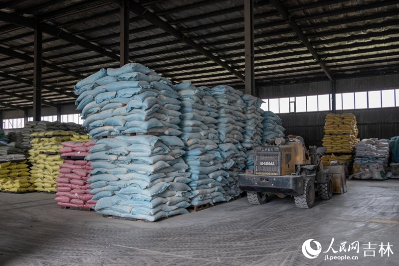 新億牧業的原材料倉庫。