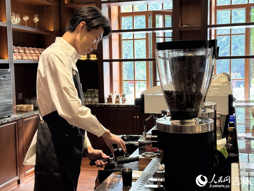 咖啡師正在專心制作咖啡。人民網記者 李思玥攝