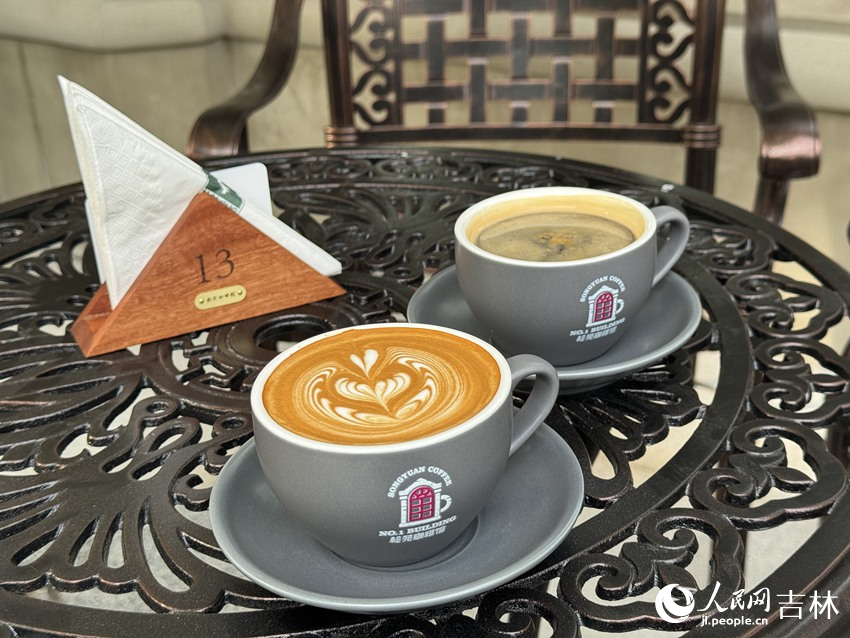 “松苑咖啡館”的拿鐵與美式咖啡。人民網記者 李思玥攝