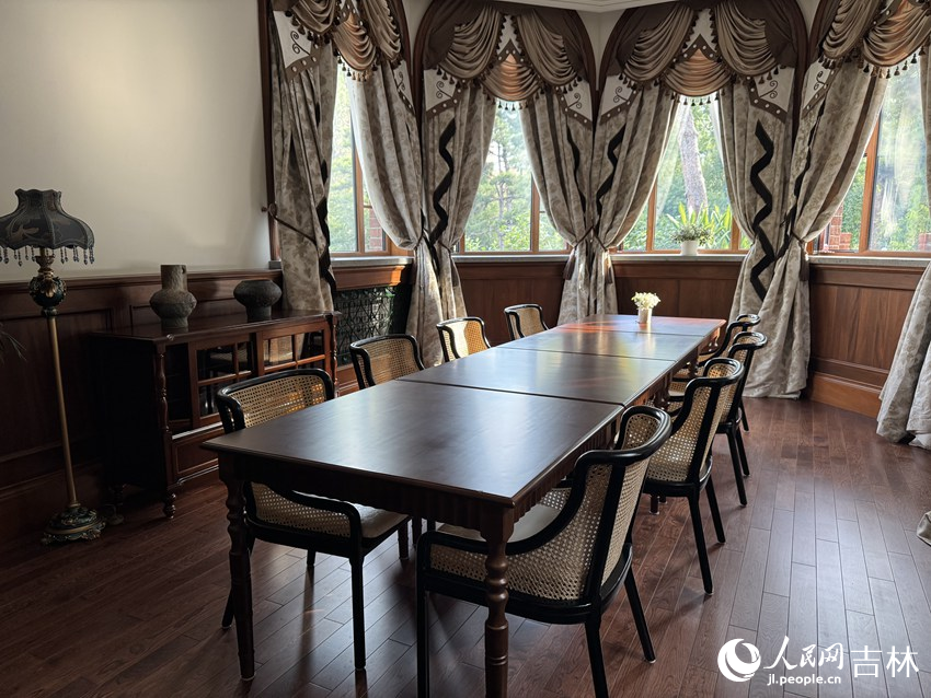 咖啡館內的裝修風格充滿了復古與雅致。人民網記者 李思玥攝