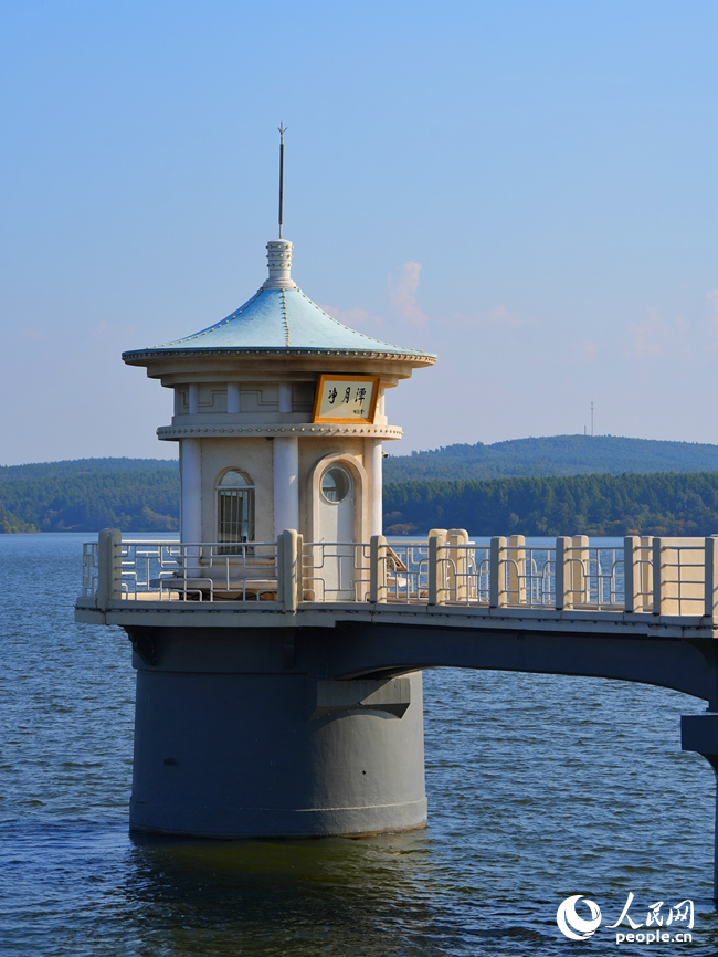 凈月潭地標建筑“放水塔”。人民網記者 李洋攝