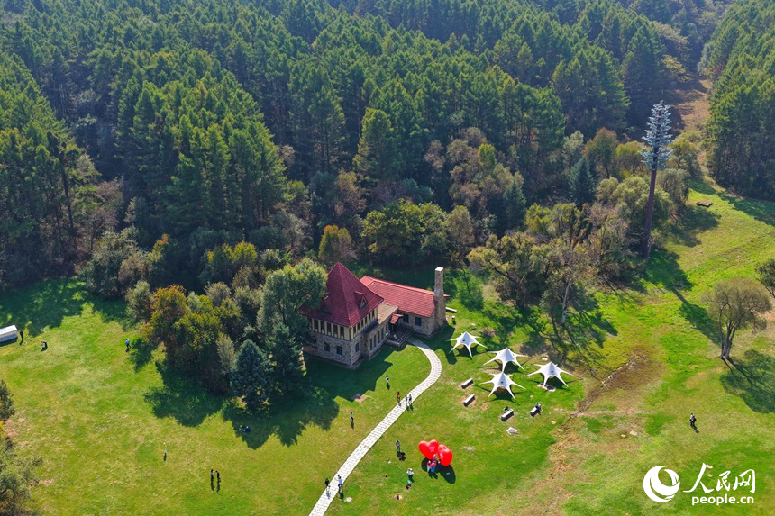 游客在凈月潭景區內暢享美好時光。人民網記者 李洋攝