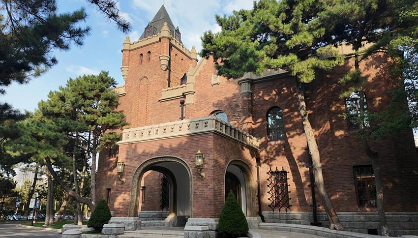 這座隱于松苑賓館綠蔭深處的紅褐色建筑就是侵華日軍關東軍司令官的官邸舊址。