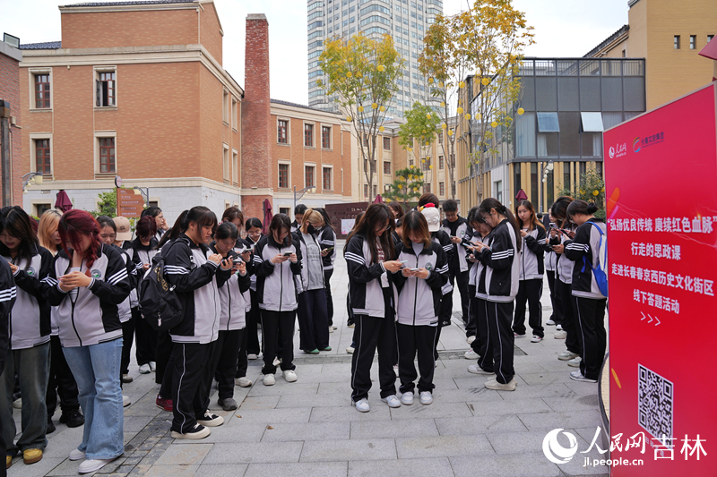 吉林工商學院學生交流討論問題。人民網記者 李洋攝