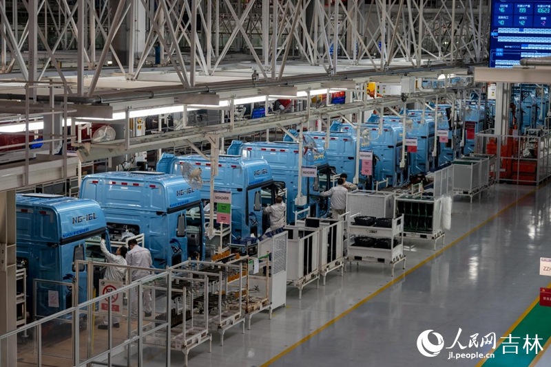 一汽解放J7整車智能工廠生產現場。實習生 王思皓攝