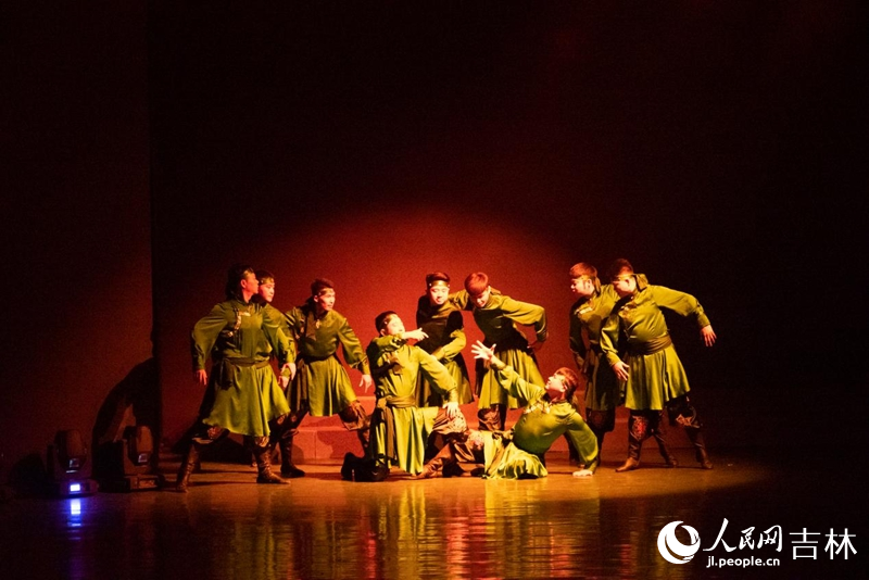 蒙古族舞蹈《醉美草原》。實習生 王思皓攝