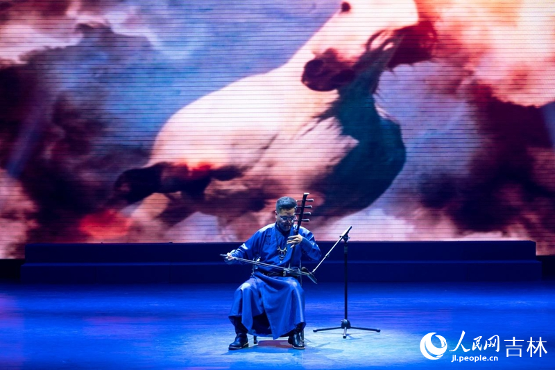 蒙古族四胡獨奏《牧馬青年》。實習生 王思皓攝