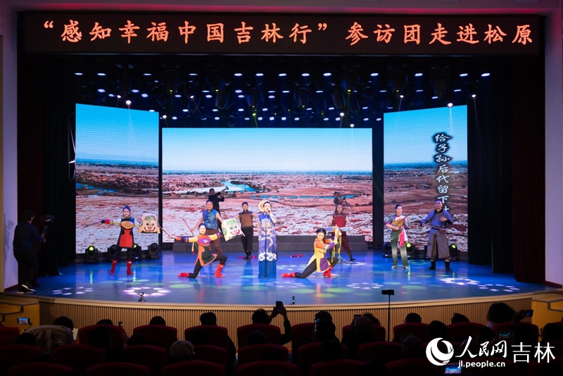 歌曲合唱《郭爾羅斯有條河》。實習生 王思皓攝