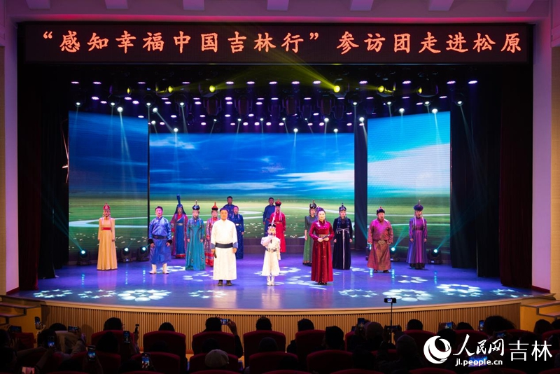 滿族歌曲《歲月滄桑話草原》。實習生 王思皓攝