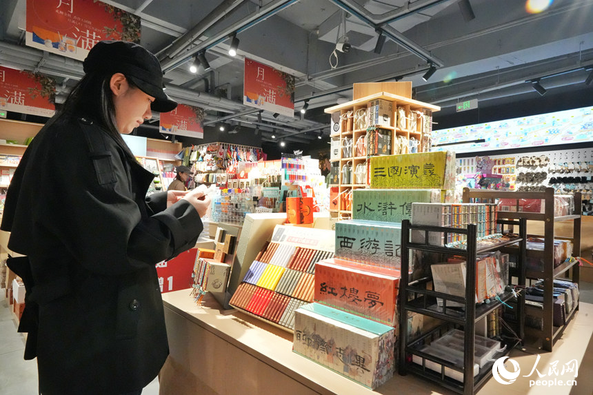 游客在長春“這有山”文旅小鎮的山里書院閱讀。人民網記者 李洋攝