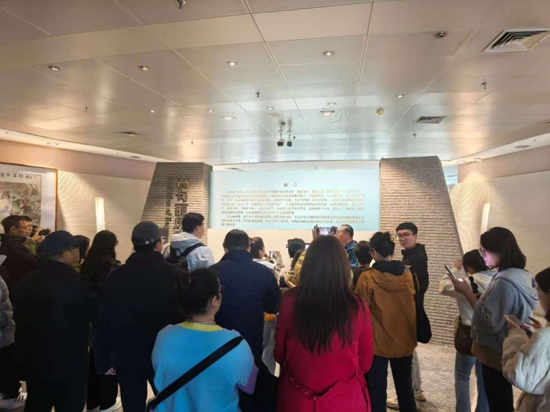 “感知幸福中國行”參訪團正參觀集安博物館。實習生 王思皓攝