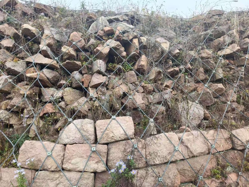 丸都山城交錯的石墻。實習生 王思皓攝