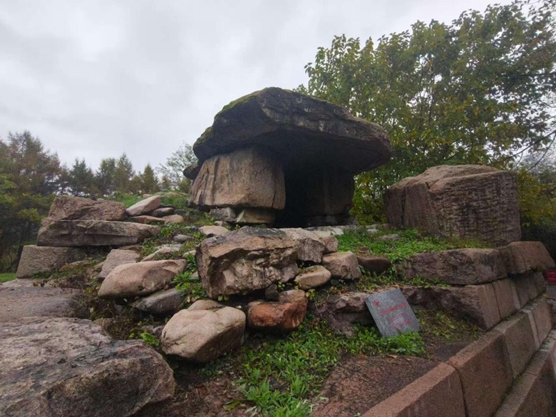 長壽王陵的陪陵。實習生 王思皓攝
