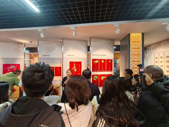 參訪團成員正在參觀萬良長白山野山參展覽館。實習生 王思皓攝