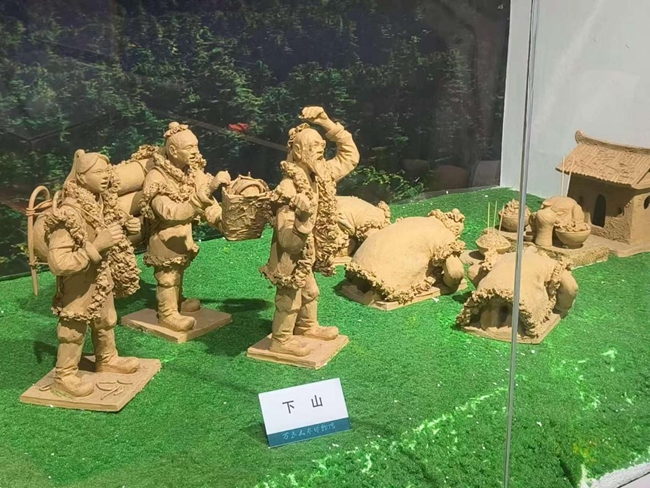 萬良長白山野山參展覽館陳設的長白山采參習俗泥塑。實習生 王思皓攝