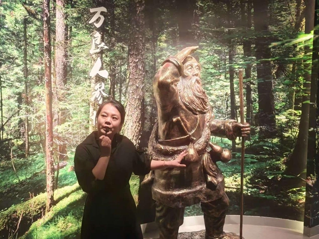 萬良長白山野山參展覽館陳設的孫良雕塑。實習生 王思皓攝